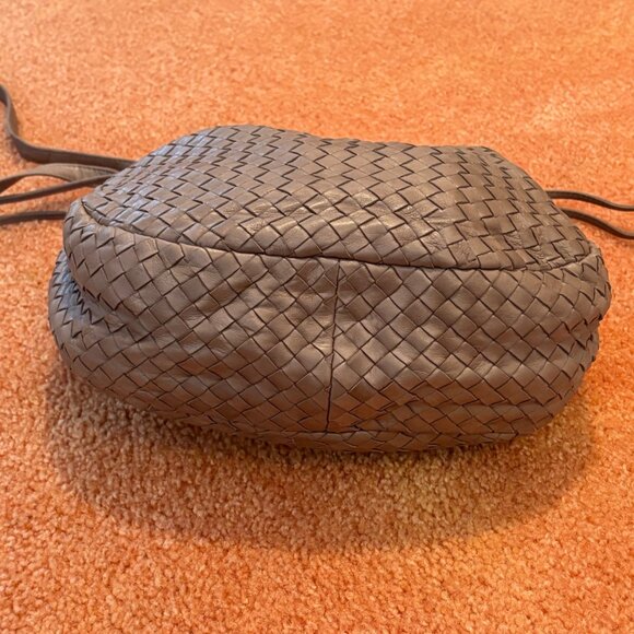Vintage Bottega Veneta Taupe Intrecciato Buttery Leather Drawstring Hobo Bag - Picture 6 of 16